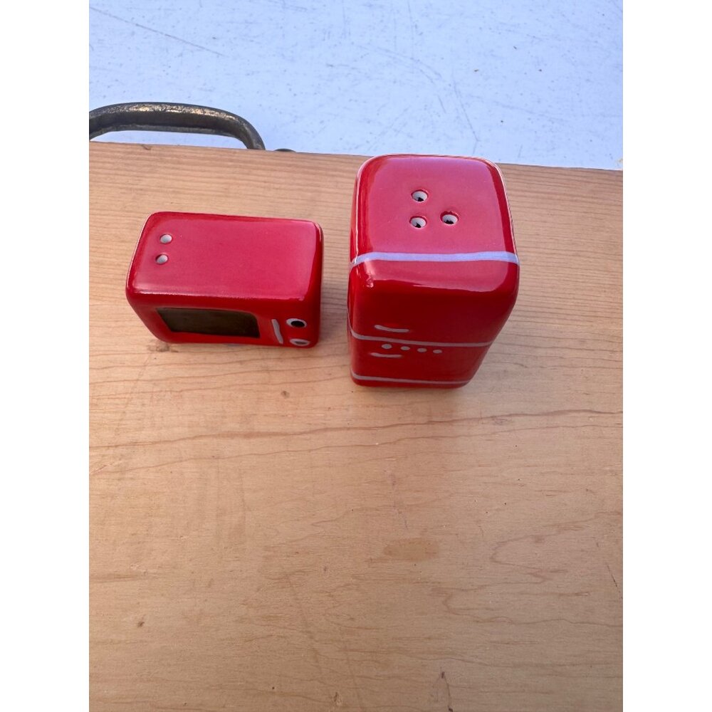 Cracker Barrel Retro Red Refrigerator Microwave Salt Pepper Shakers - Picture 2 of 6